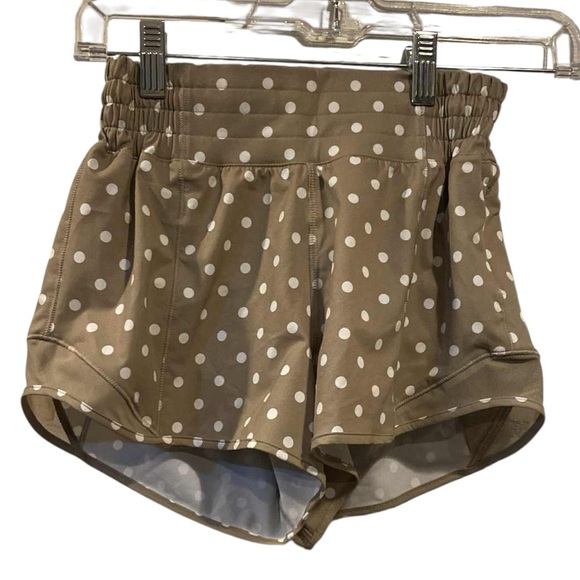 NWT Lululemon hotty hot HR shorts 2.5” TAN/WHITE Size 2 - Picture 1 of 5